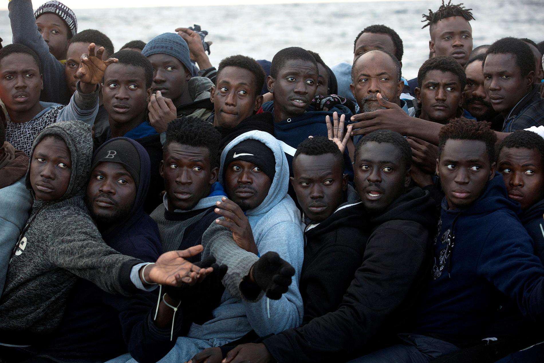 Flyktingar från Afrika räddas utanför Libyens kust på fredagen.