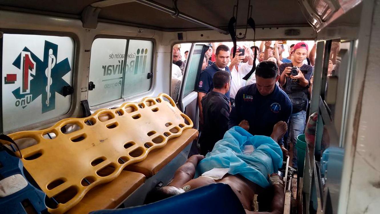 När president Maduro stängde gränsövergångar, vilket hindrade hjälpsändningar från att komma in i Venezuela, utbröt sammandrabbningar mellan armén och vanliga människor, bland annat vid gränsen mot Brasilien. Bilden föreställer en skadad man som lastas in i en ambulans den 22 februari.