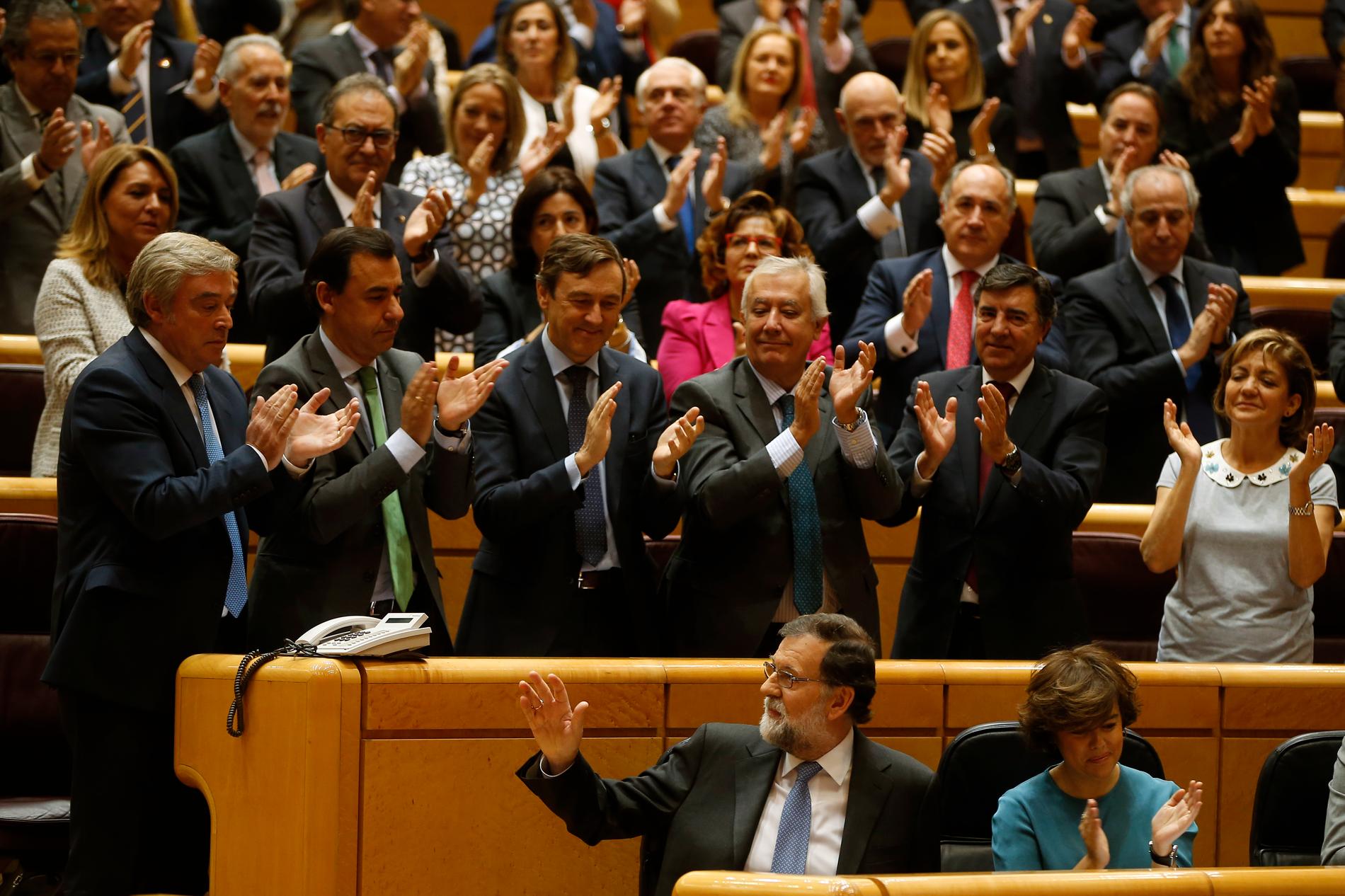 Spaniens premiärminister Mariano Rajoy (PP) fick applåder av sina partikamrater efter talet i senaten.