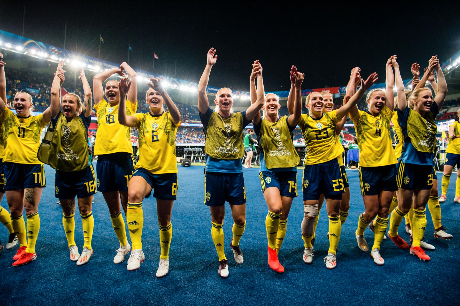 Svenskt jubel efter segern mot Kanada i åttondelsfinalen. 