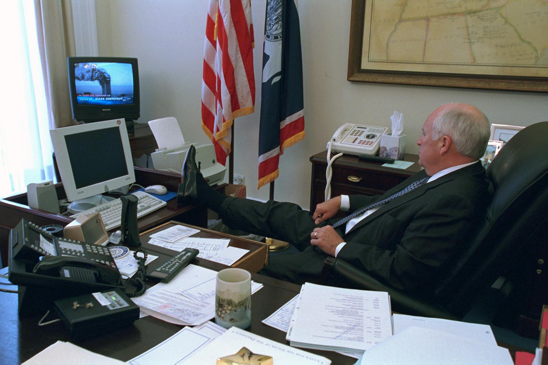 USA:s vicepresident Dick Cheney sträcker ut foten medan han följer nyhetssändningarna.