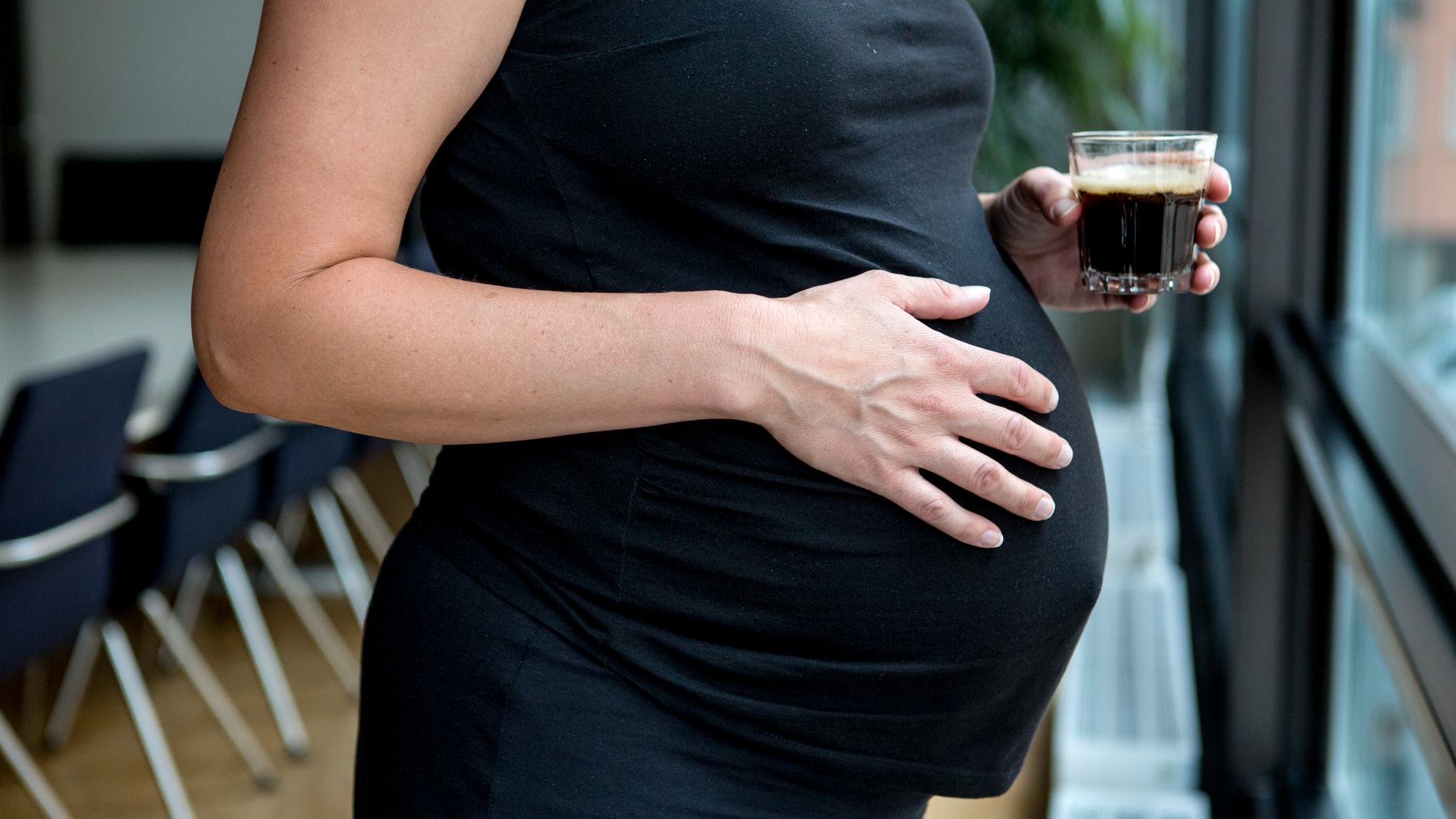 Barn till mammor som konsumerat koffein under graviditeten löper fem procents högre risk att bli överviktiga senare i livet. Arkivbild.