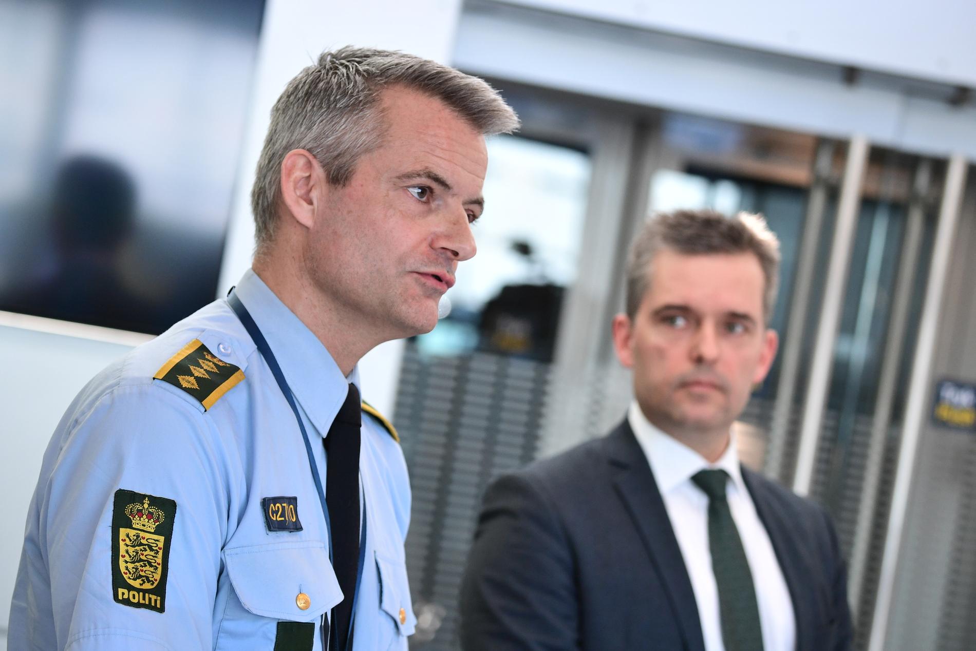 Rasmus Skovsgaard, chef för polisen på Kastrup och Johnnie Müller säkerhetschef på Kastrups flygplats vid en presskonferens på lördagen.