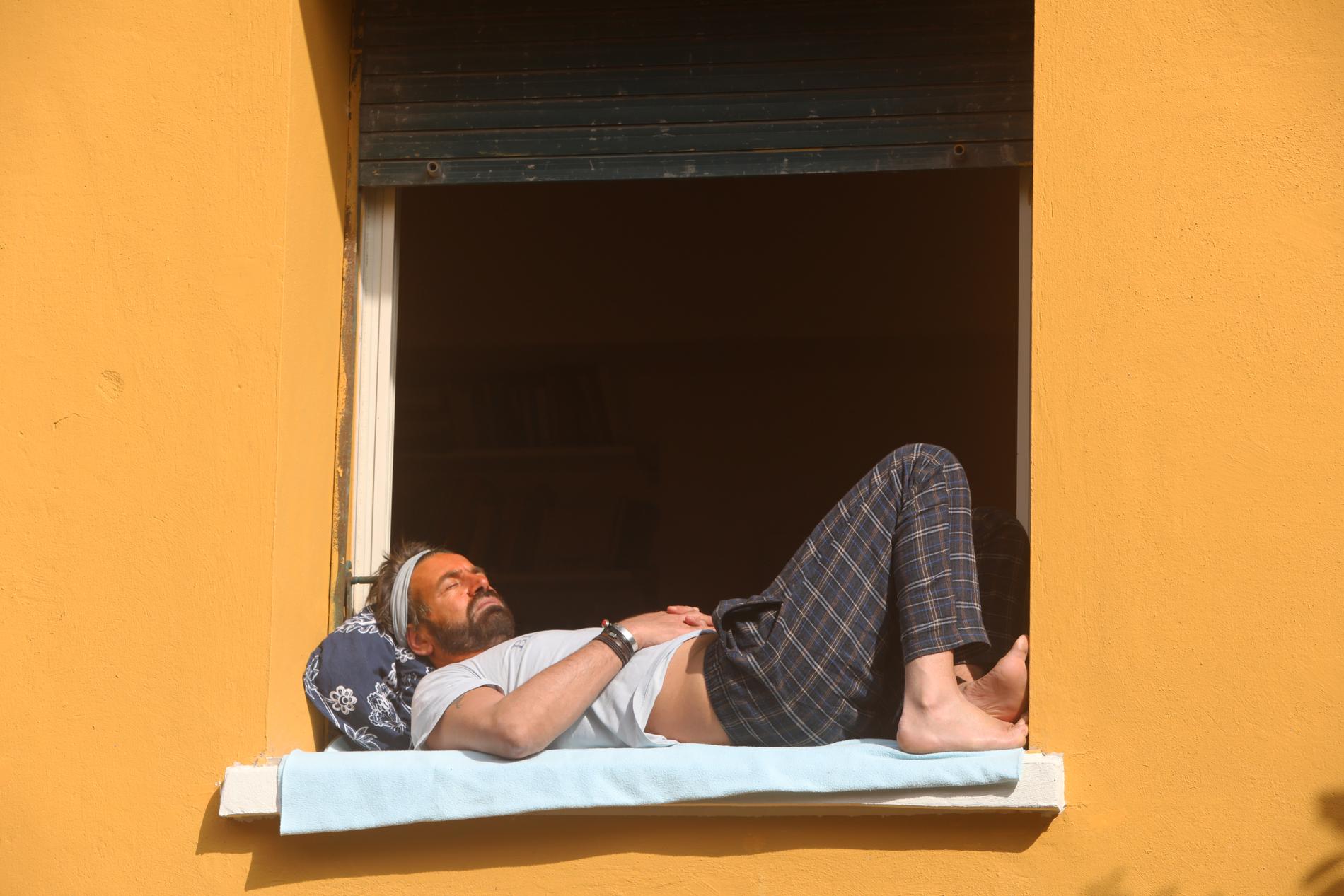 ROM, ITALIEN I coronavirusets tid spenderar fler och fler italienare sin tid hemma i lägenheten, gärna på balkongen. 