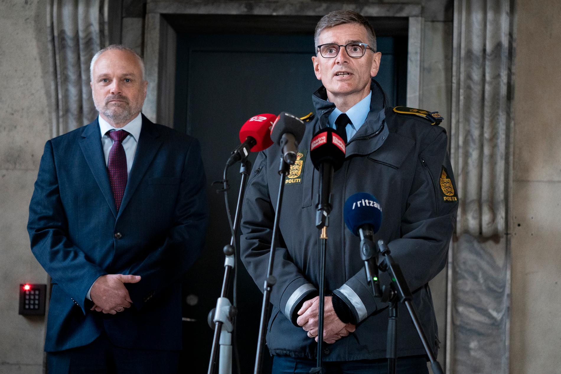 Flemming Drejer, operativ chef vid danska säkerhetspolisen PET, och chefpolisinspektör Jørgen Bergen Skov vid Köpenhamnspolisen under en pressträff på torsdagen.