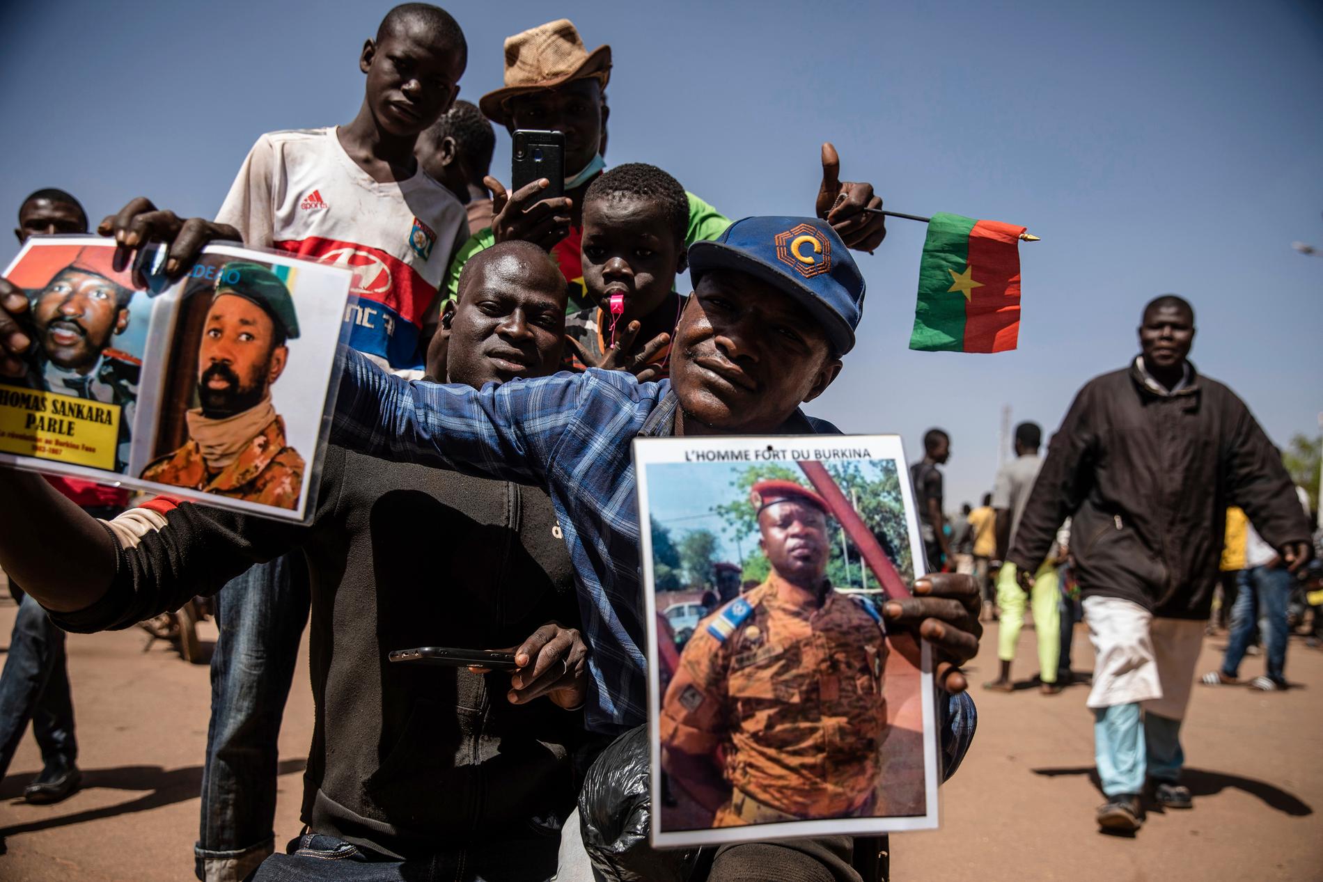 Invånare i Burkina Faso uttrycker stöd för militärkuppens ledare.