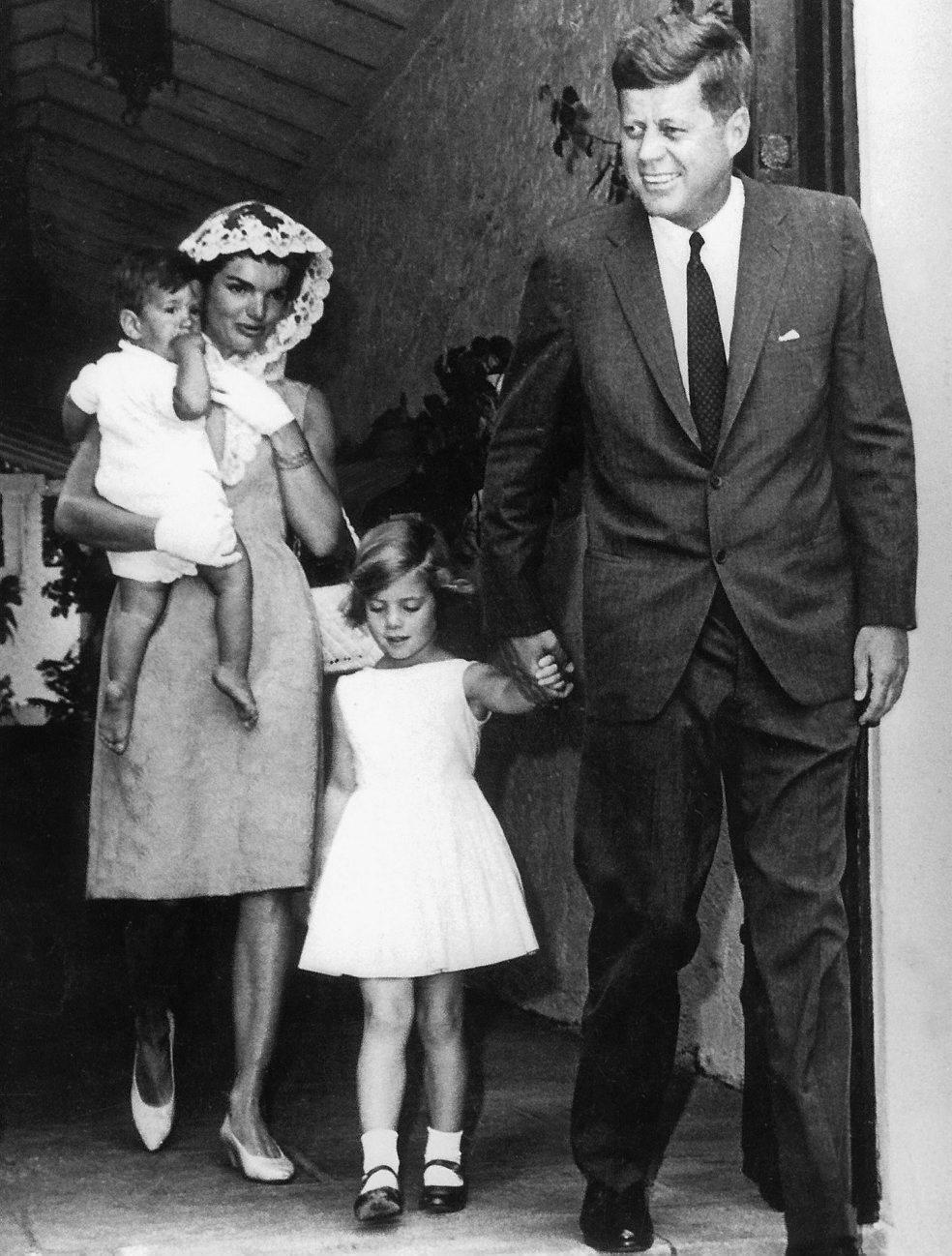 Caroline med pappa John, mamma Jaqueline och lillebror John John på en bild från 1963.