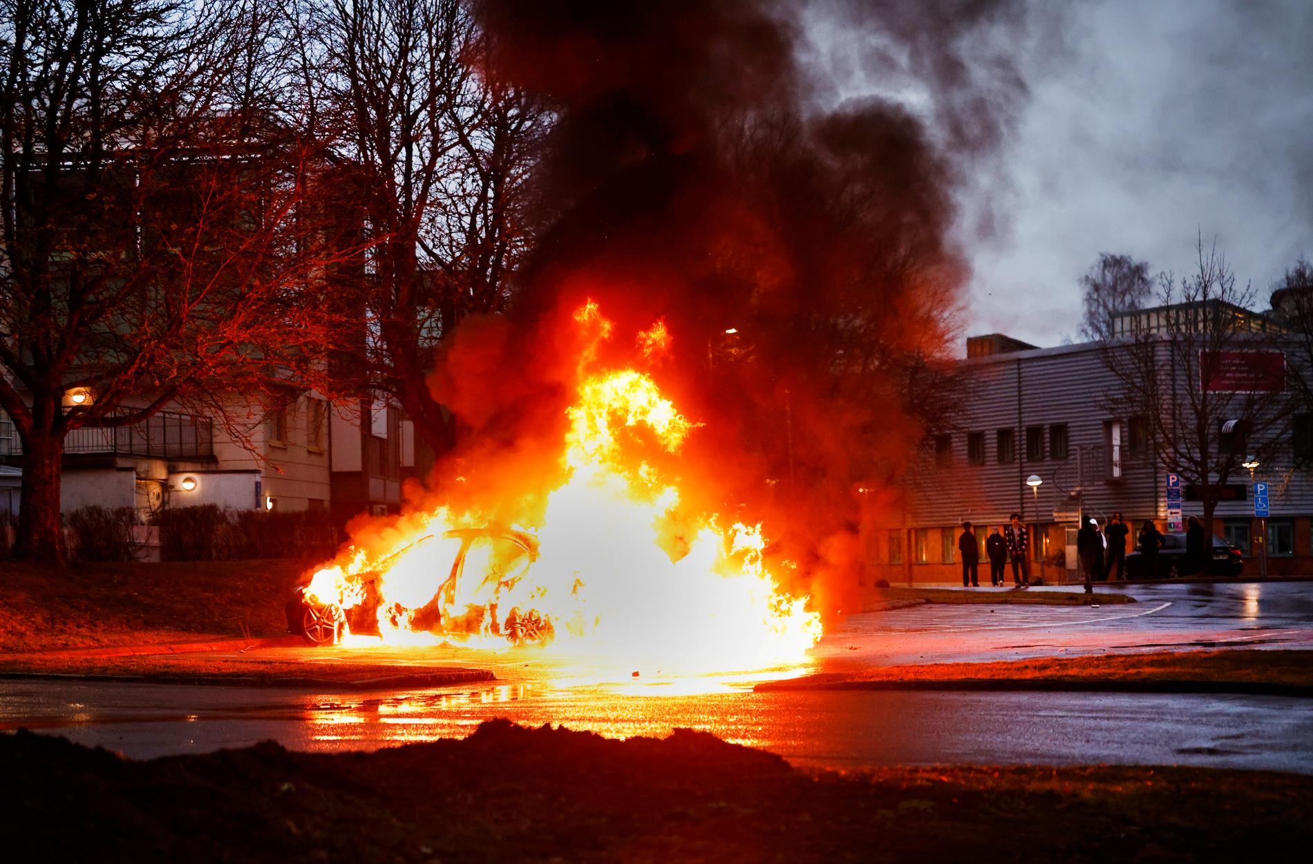 En bil brinner för fullt på en parkering i samband med upplopp i Navesta i Norrköping på torsdagskvällen.