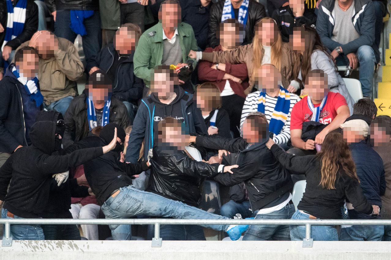 Tumultet i IFK-klacken. Längst ner till höger syns kvinnan som protesterade.
