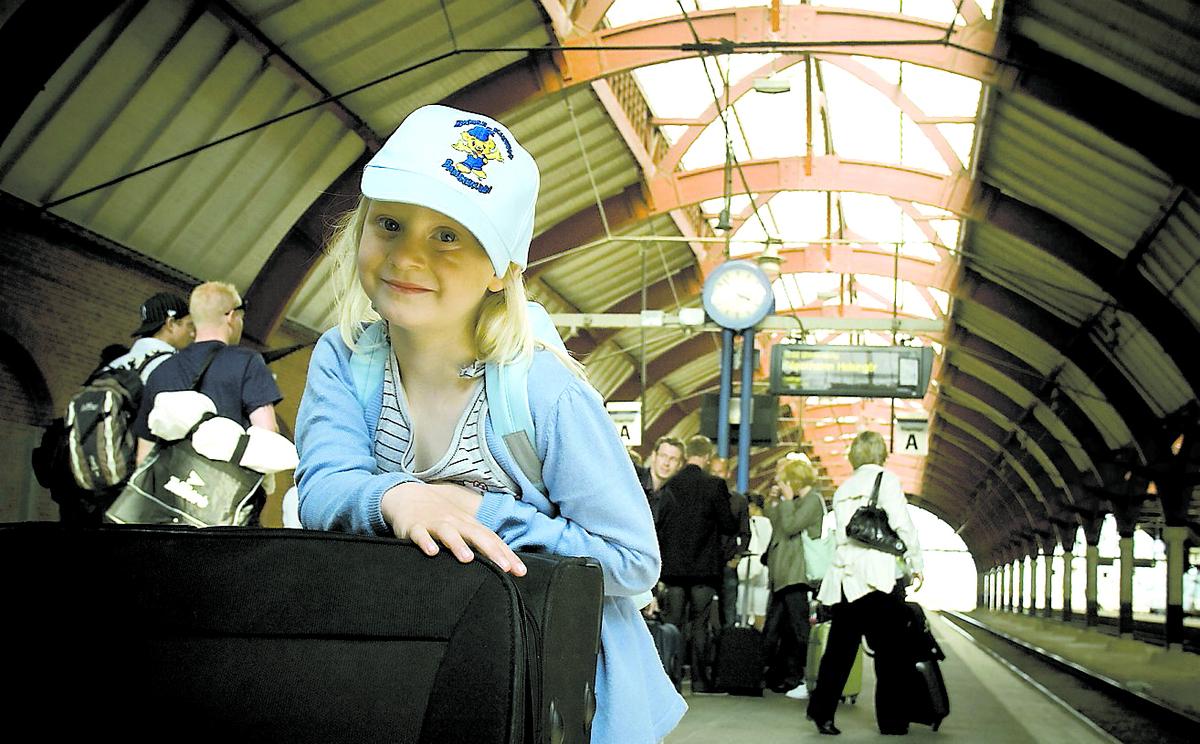 reser smart Helga Hjerling, 6, är på väg med tåg från Malmö central. För andra året i rad luffar hon mot kontinenten med hela familjen.