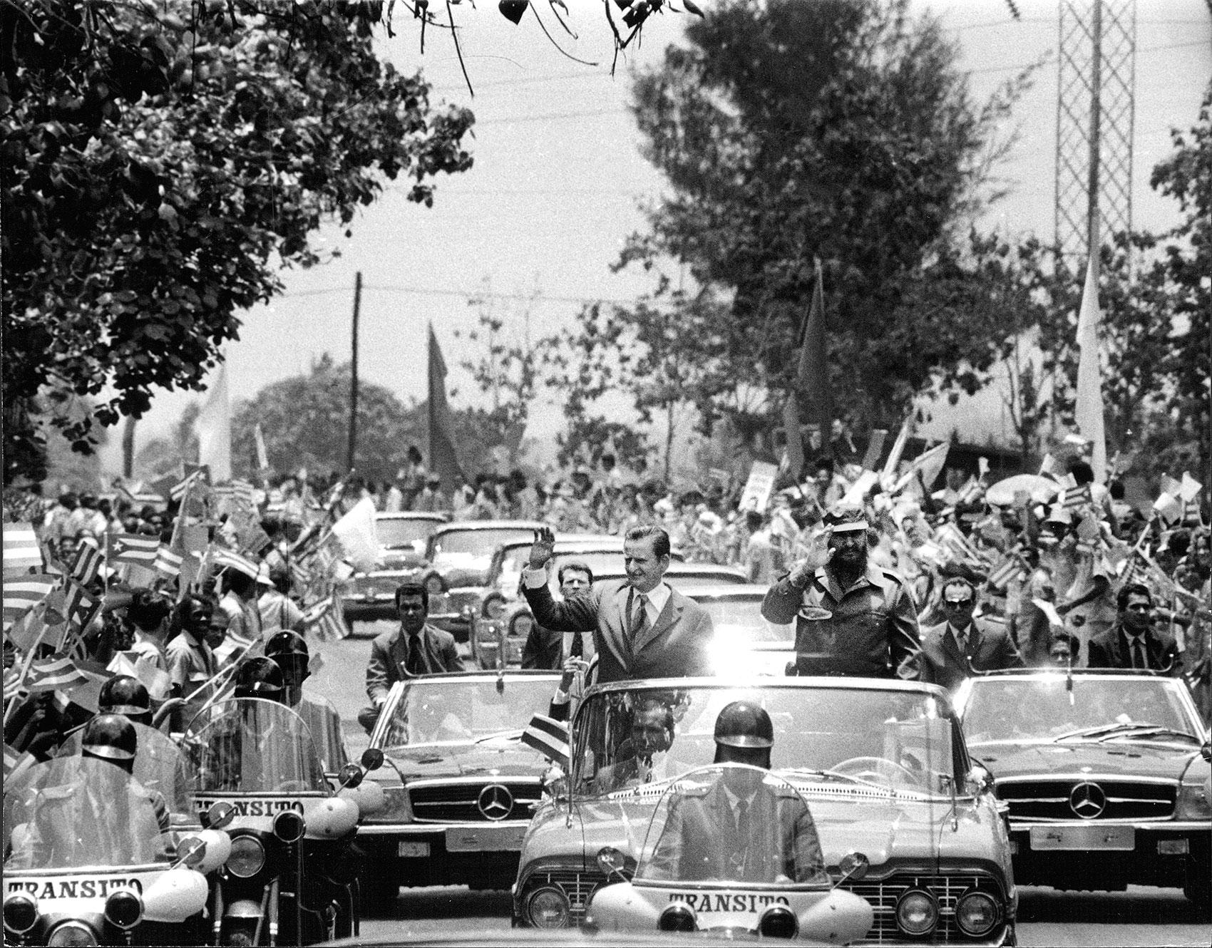 Palme och Castro åker bilkortege genom Havanna under besöket 1975.
