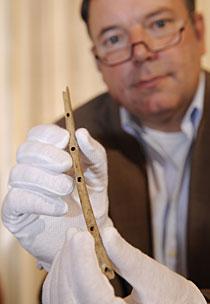 Professor Nicholas Conard och en av de 35 000 år gamla benflöjterna.