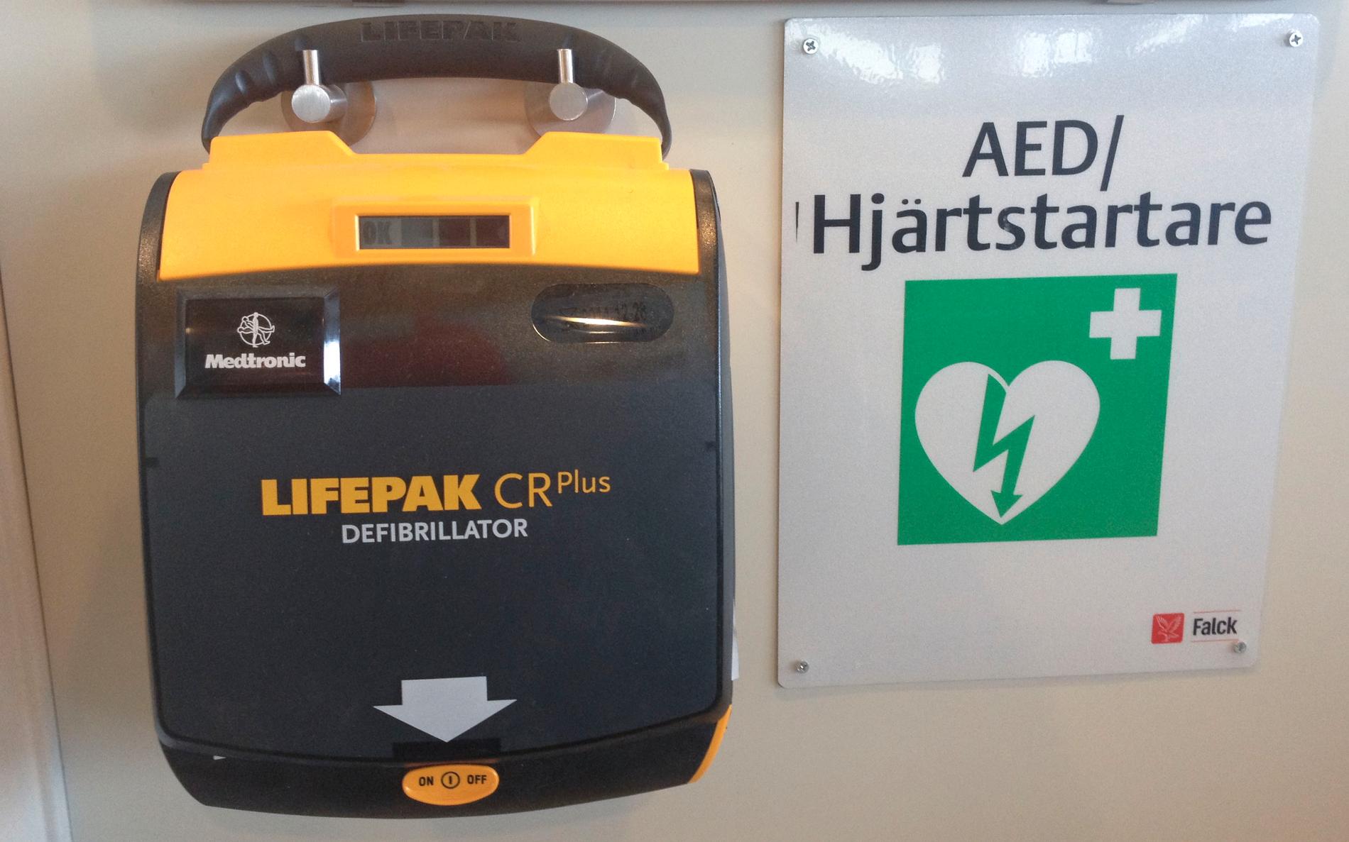 Defibrillator på en arbetsplats. Arkivbild.