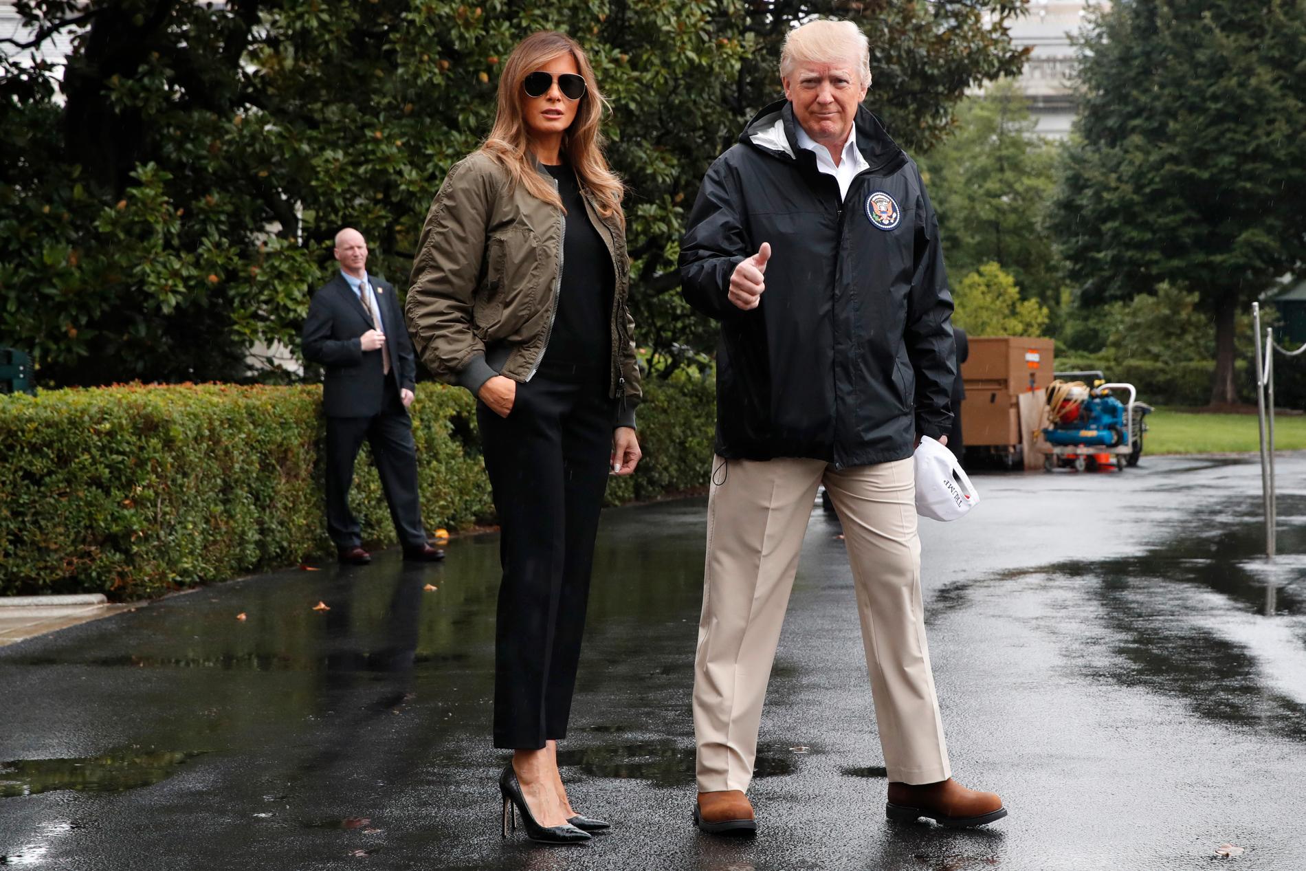 Tumme upp från president Donald Trump, här på väg att besöka de katastrofdrabbade områdena i Texas tillsammans med hustrun Melania.