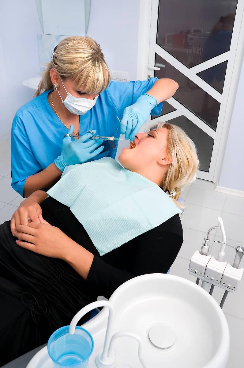 Många betalar alldeles för mycket för en behandling hos tand­läkaren – utan att veta om det. Anledningen är att få känner till att det enligt reglerna ska finnas en referensprislista för tandvård hos alla tandläkare.