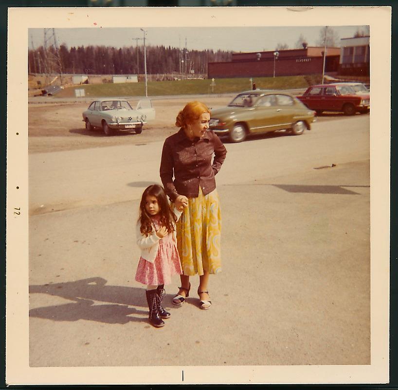 Jeanette Olsson tigger med sin mamma i italienska Triesta 1971.
