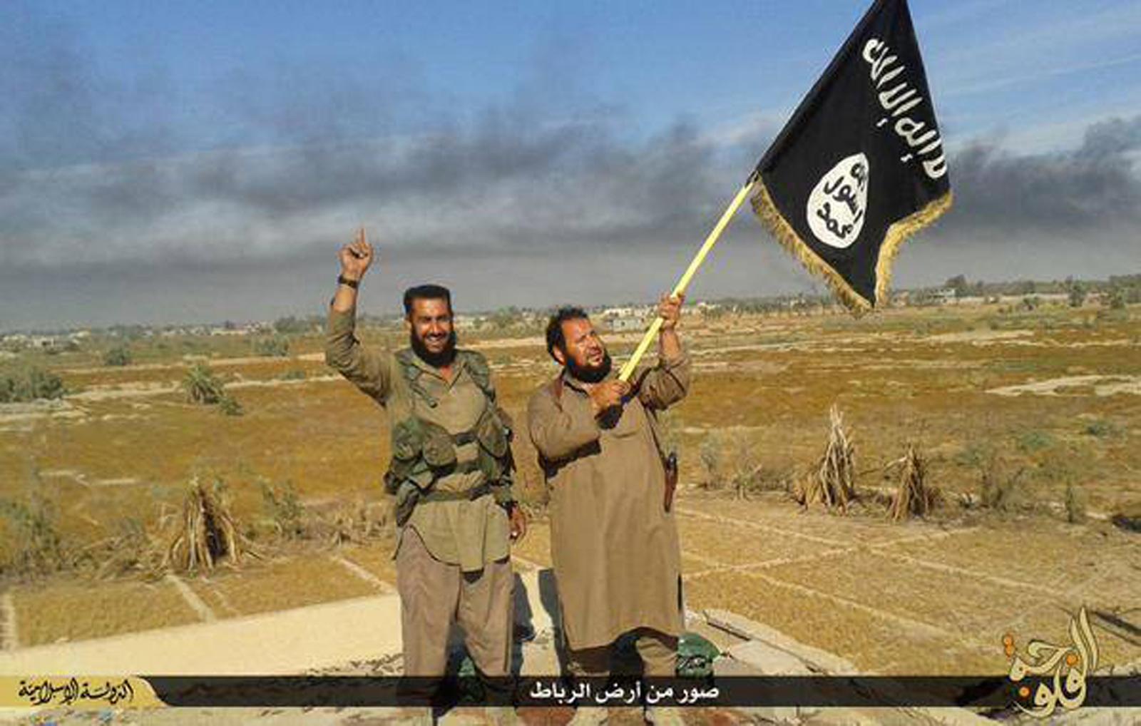 Terrorns män Två oidentifierade IS-krigare i irakiska Fallujah i december. Foto: AP