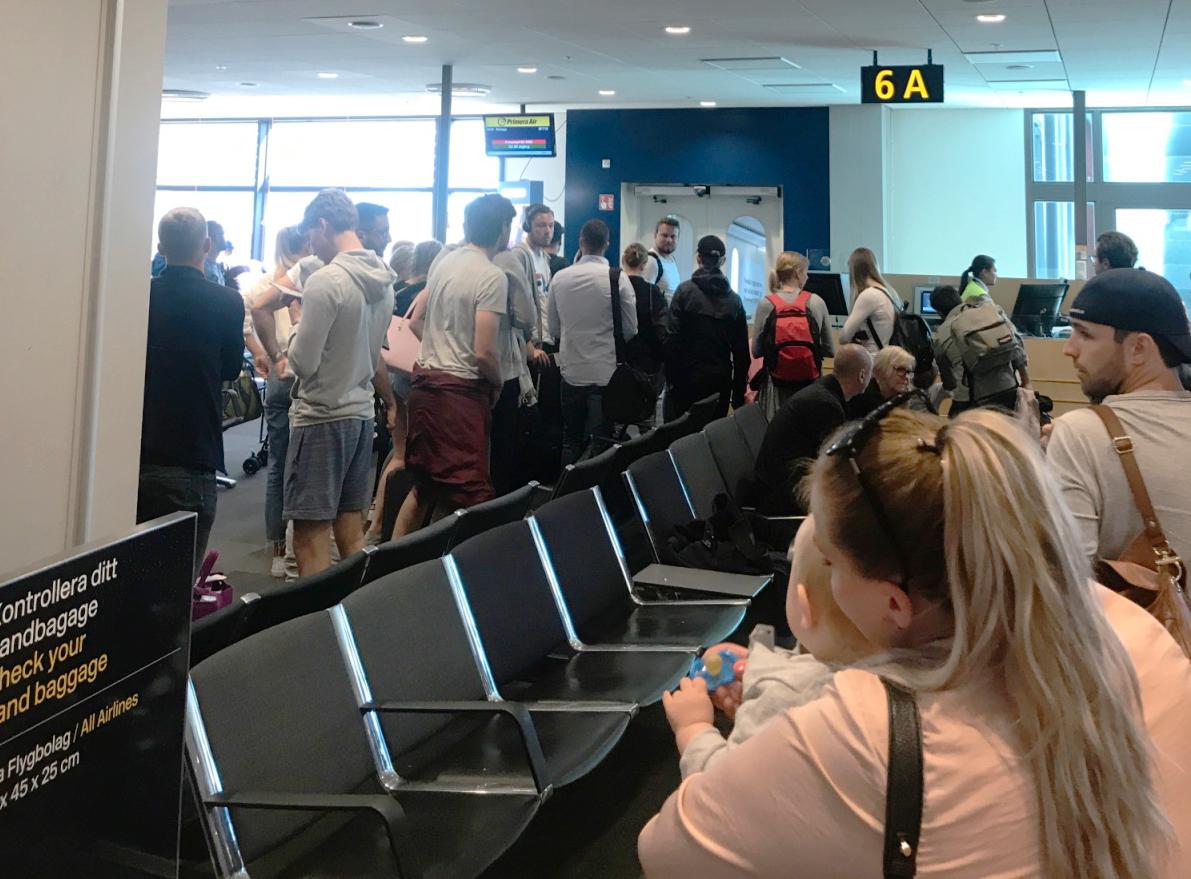 Fortsatt stora förseningar för Primera Air. Under tisdagsmorgonen hade resenärerna väntat i 27 timmar på flyget till Malaga. 