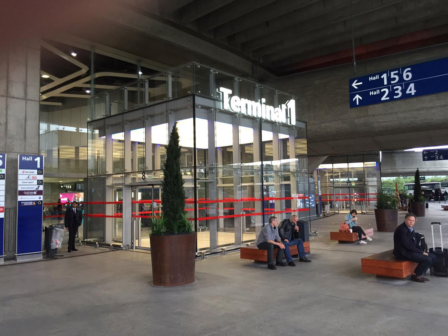 Terminal 1 på flygplatsen i Paris morgonen efter att flygplanet försvann.