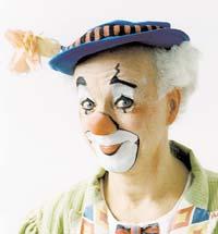 Clownen Manne, nybliven 60-åring, (till vänster) får barnen att skratta i sin gratisföreställning.