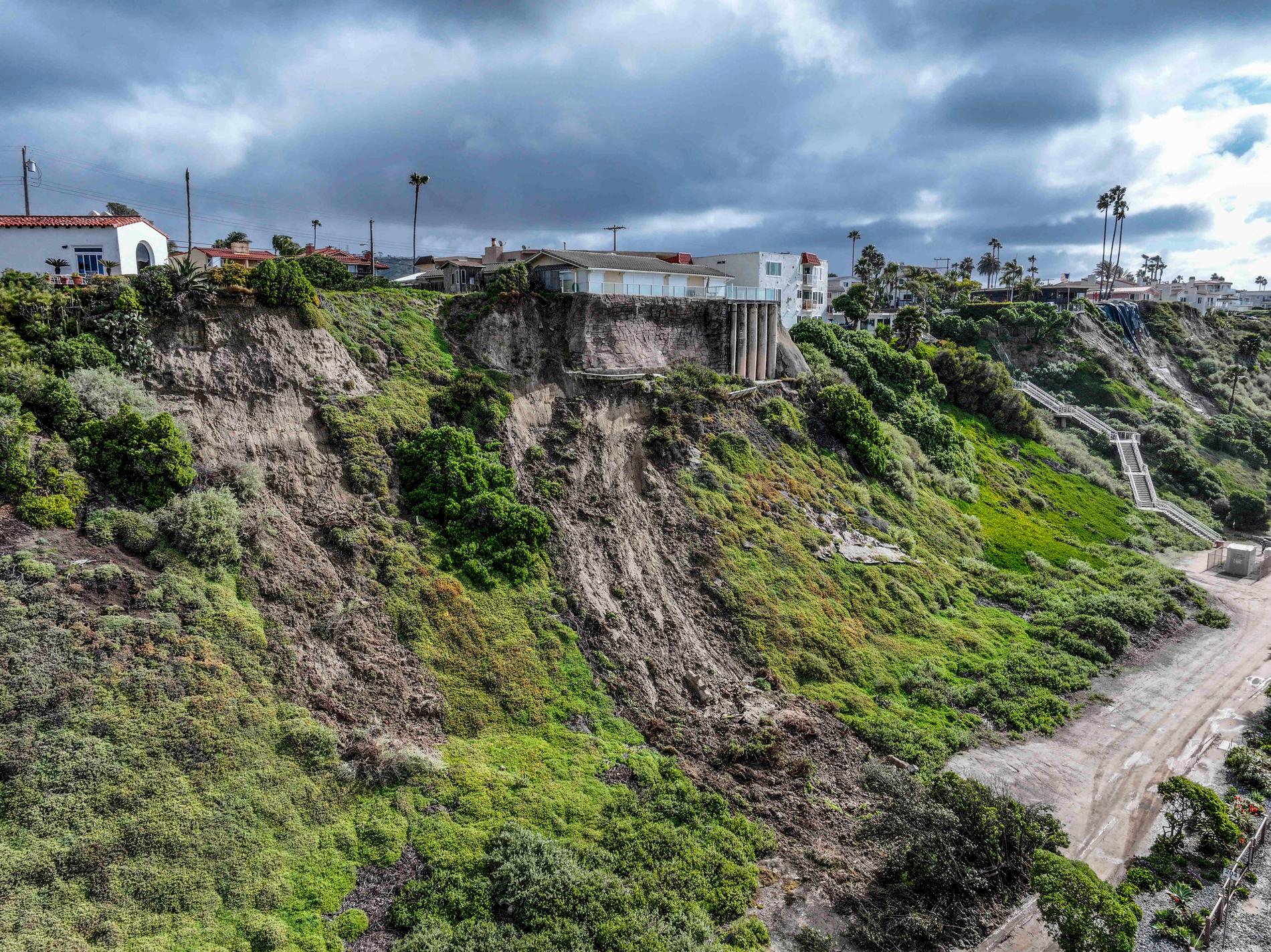 Upprepade jordskred har inträffat längs branterna mot havet vid North beach i San Clemente-området efter ihållande regn. Fler exklusiva hus är på väg att rasa ner på stranden.