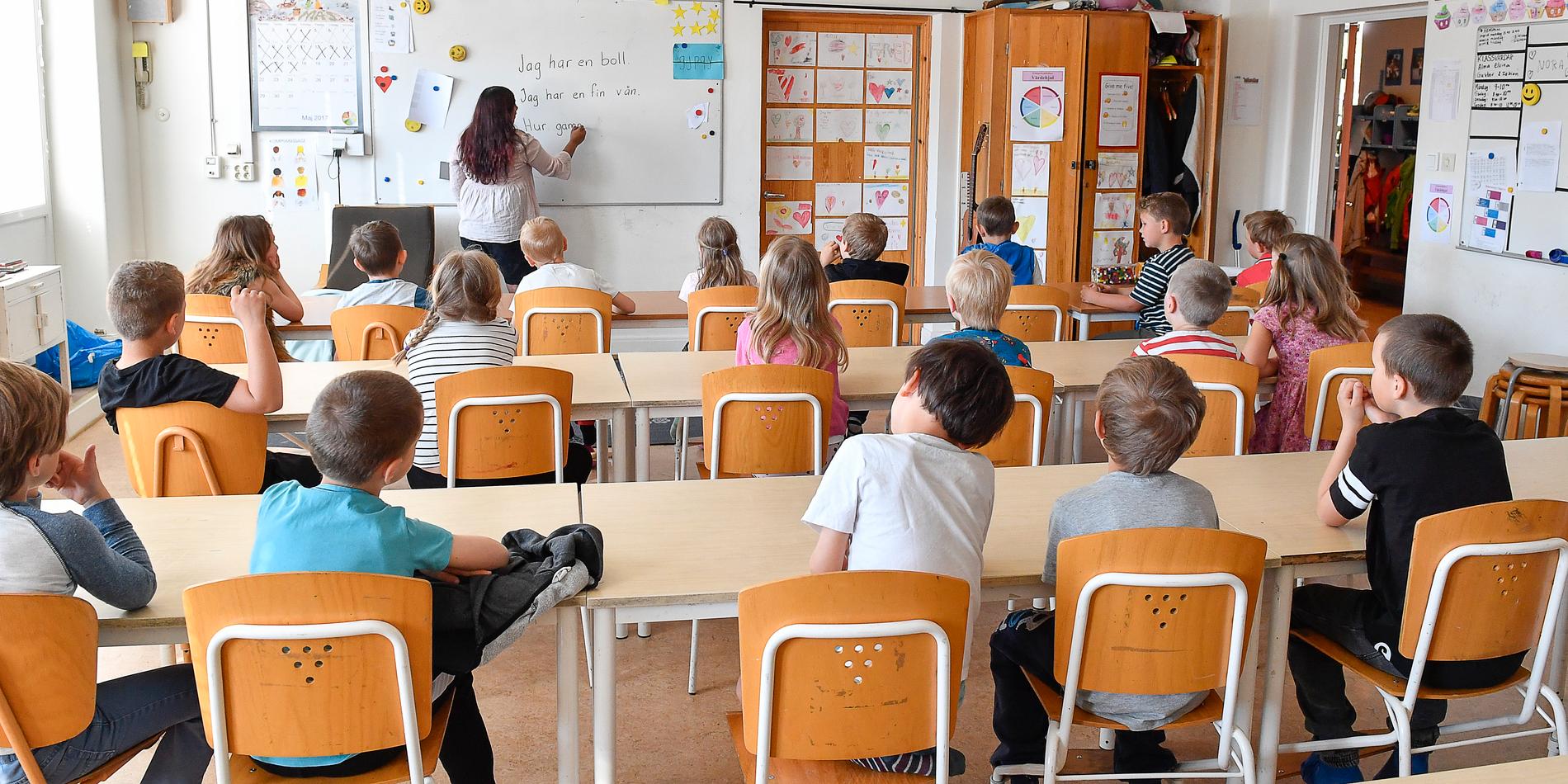 Högsjö skola saknar behöriga lärare vilket ställer till problem eftersom obehöriga inte får sätta betyg.