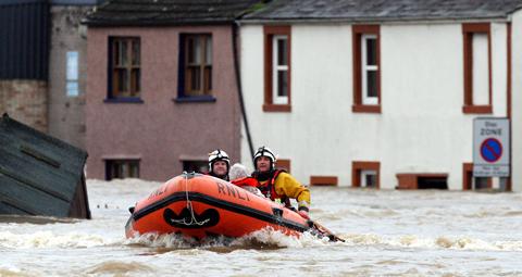 Extrema vattenmängder Vattnet steg med två meter i centrala Cockermouth i nordvästra England. Omkring 200 personer räddades från sina hem och 50 av dem firades upp från sina hustak med hjälp av helikoptrar.