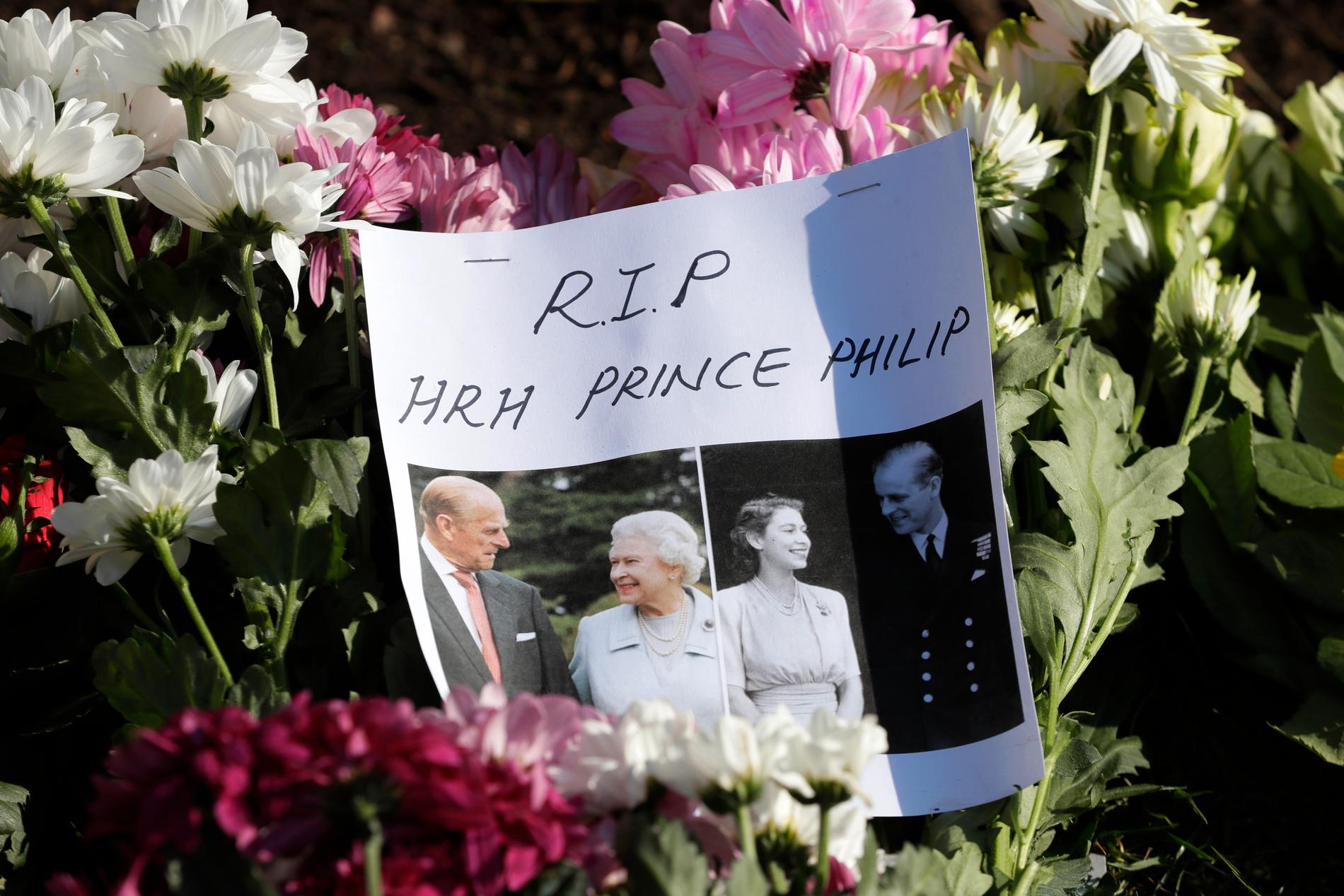 En hyllning till avlidne prins Philip vid blomsterberget utanför Windsor Castle. På lördag begravs prinsen och enligt Buckingham Palace kommer endast civil klädsel att tillåtas vid ceremonin.