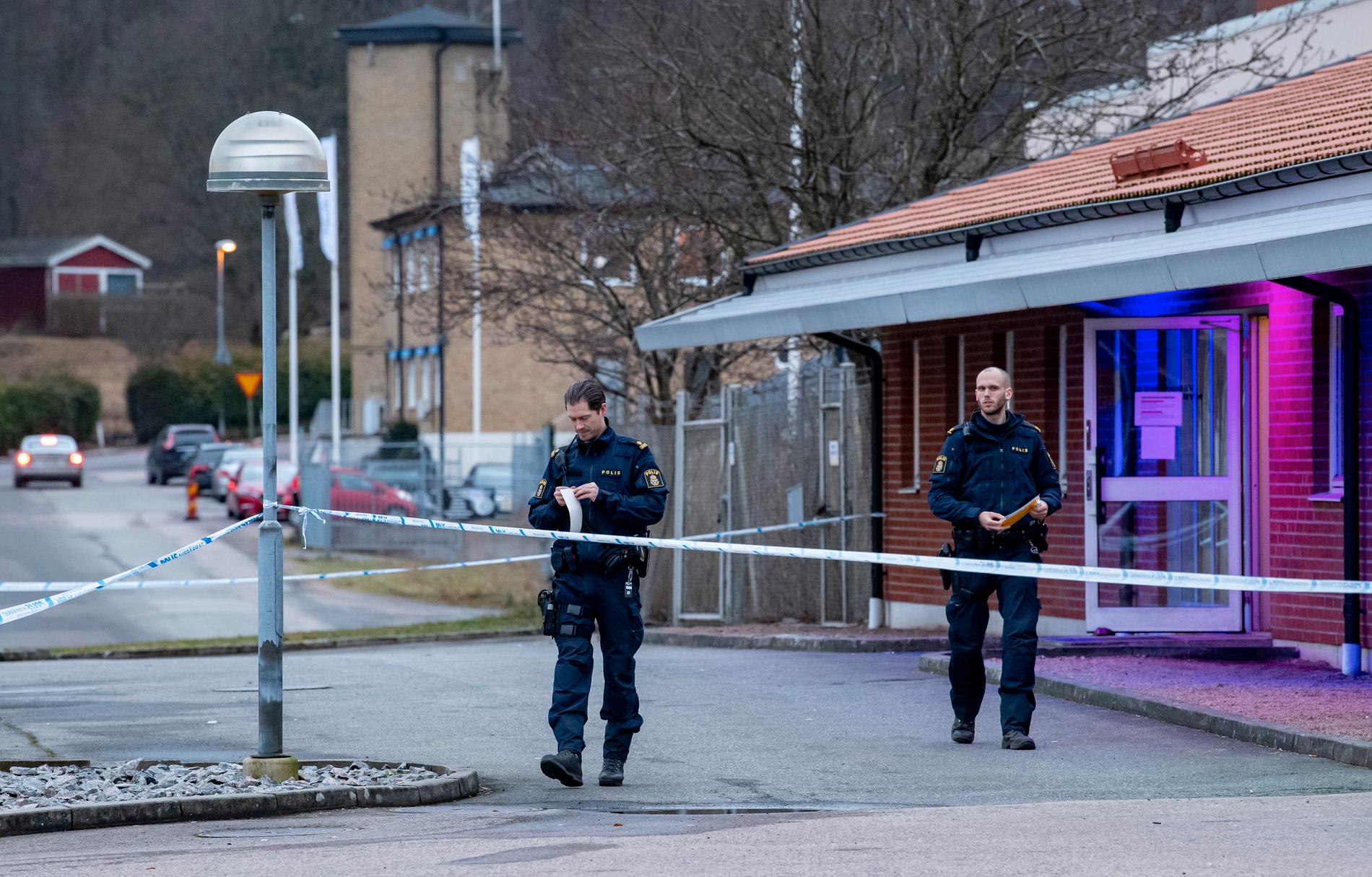 Polis spärrar av runt en industribyggnad i Tyringe på måndagseftermiddagen.