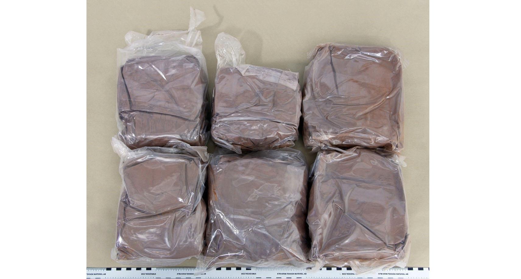 Totalt beslagtogs 150 sådana här påsar med rödfärgat kokain. Arkivbild.