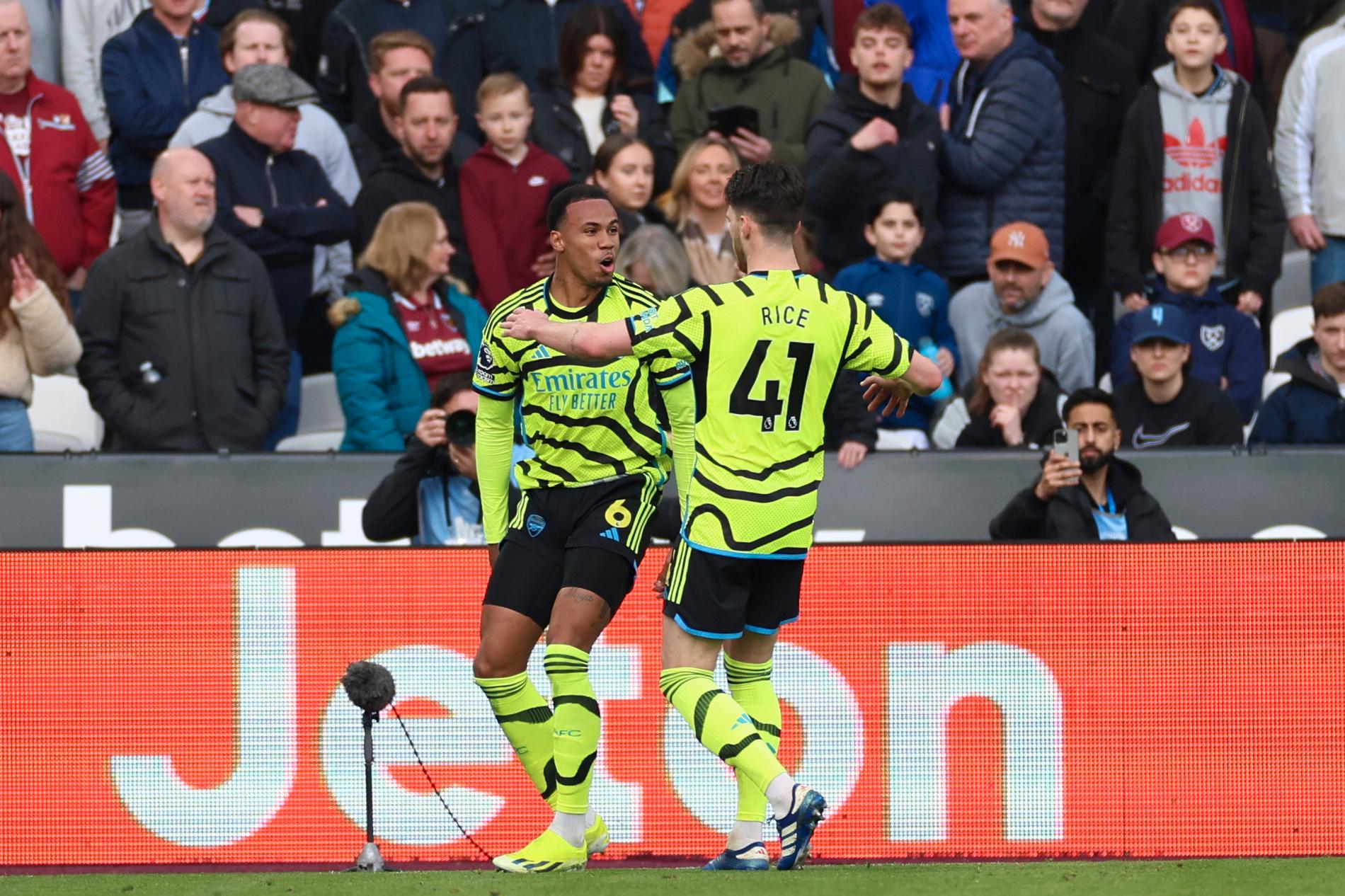 Gabriel firar Arsenals 3–0-mål.