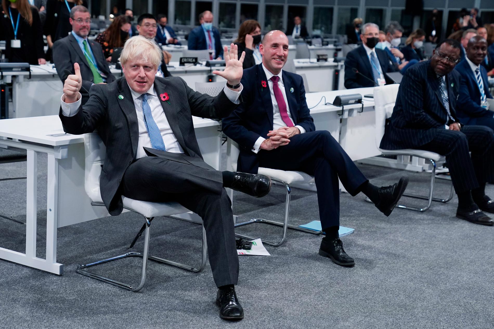 Premiärminister Boris Johnson tycks vara i sitt esse under klimatmötet som Storbritannien står värd för, här gör han en gest han kallar 1,5 graders-tecknet.