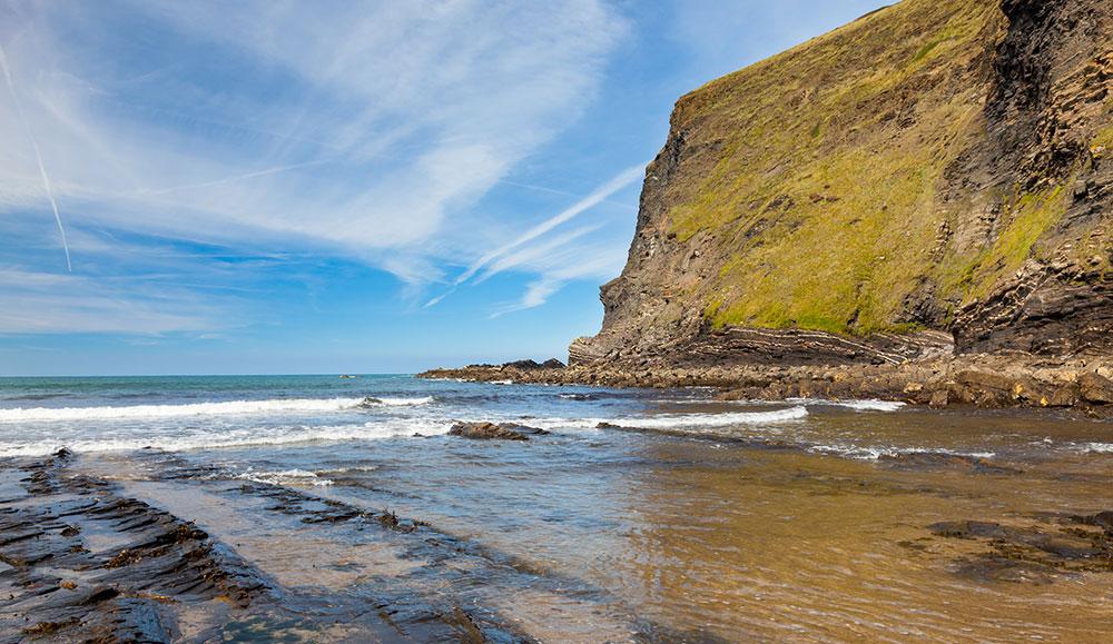 Det är förbjudet att plocka med sig stenar från Crackington Haven i Cornwall. 