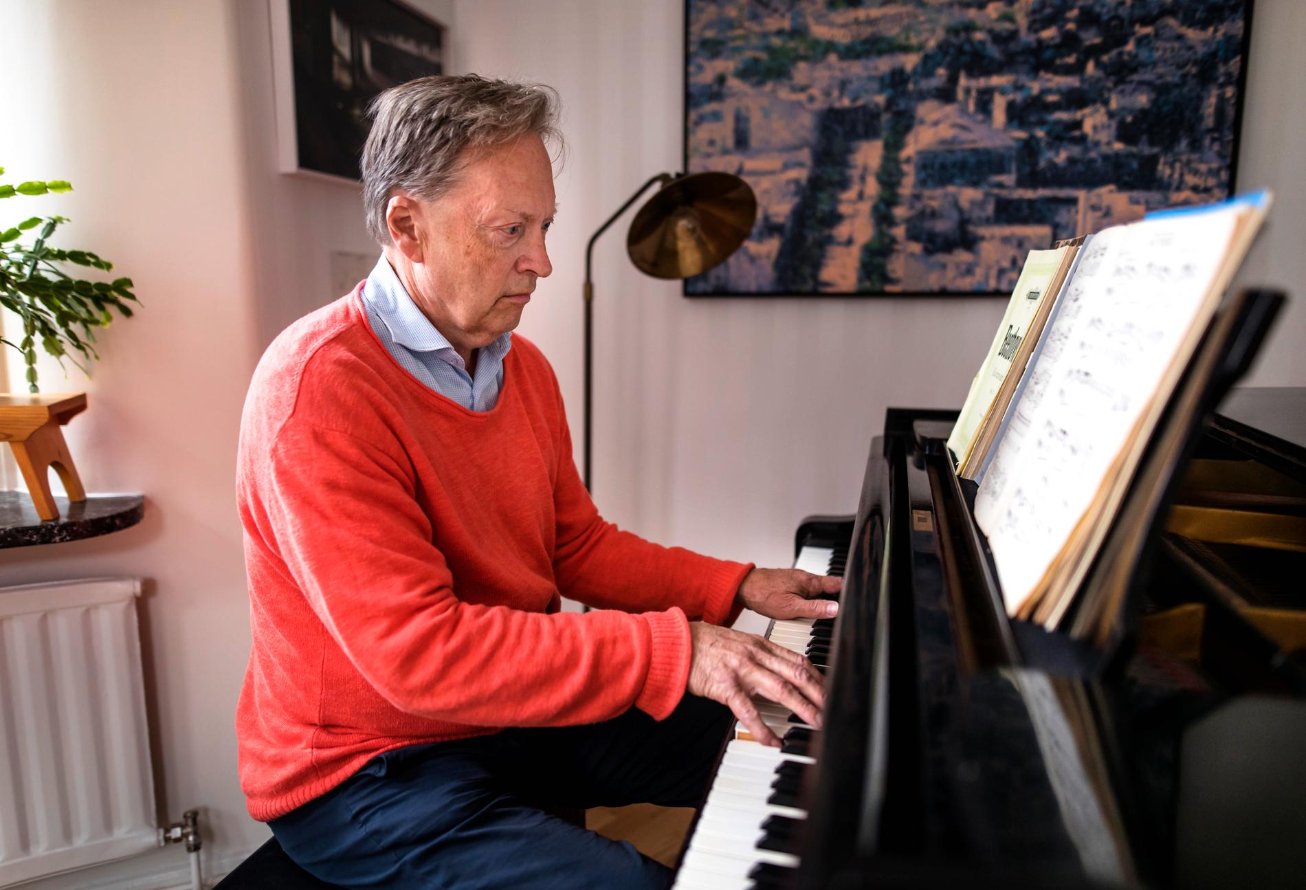 Horace Engdahl fantiserade som ung om att bli pianist. 