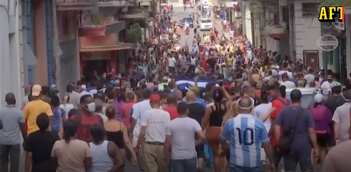 Tusentals kubaner demonstrerar just nu för coronavaccin, ekonomisk stabilitet och ett slut på diktaturen. Patria y vida, ”landet och livet”, skanderar de – en parafras på den kubanska revolutionens slogan Patria o muerte: ”Landet eller döden”.