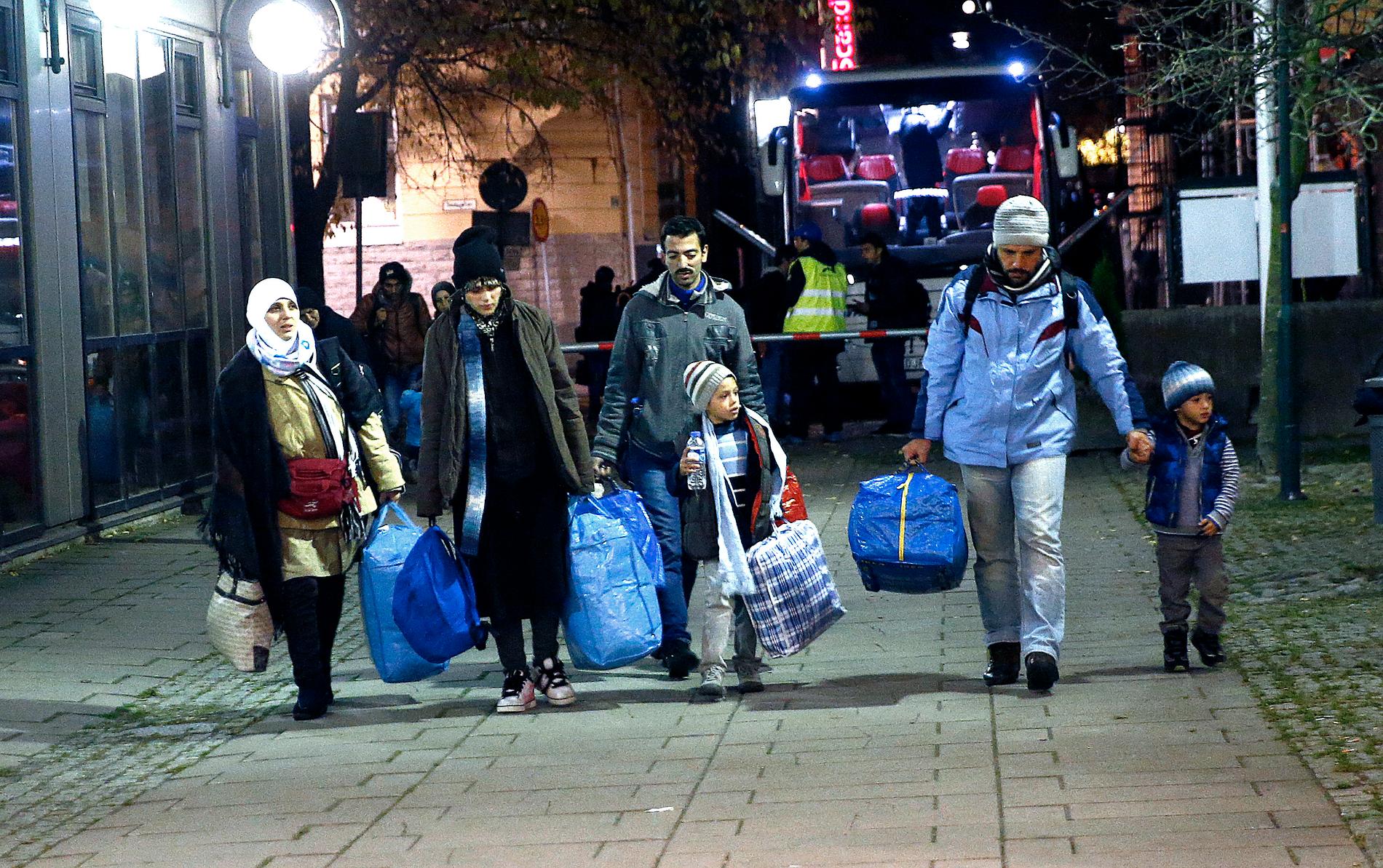 Flyktingar anländer till Migrationsverkets huvudkontor i Norrköping sent på torsdagen. Migrationsverket lade ut madrasser i sin reception för att de nyanlända skulle kunna sova där.