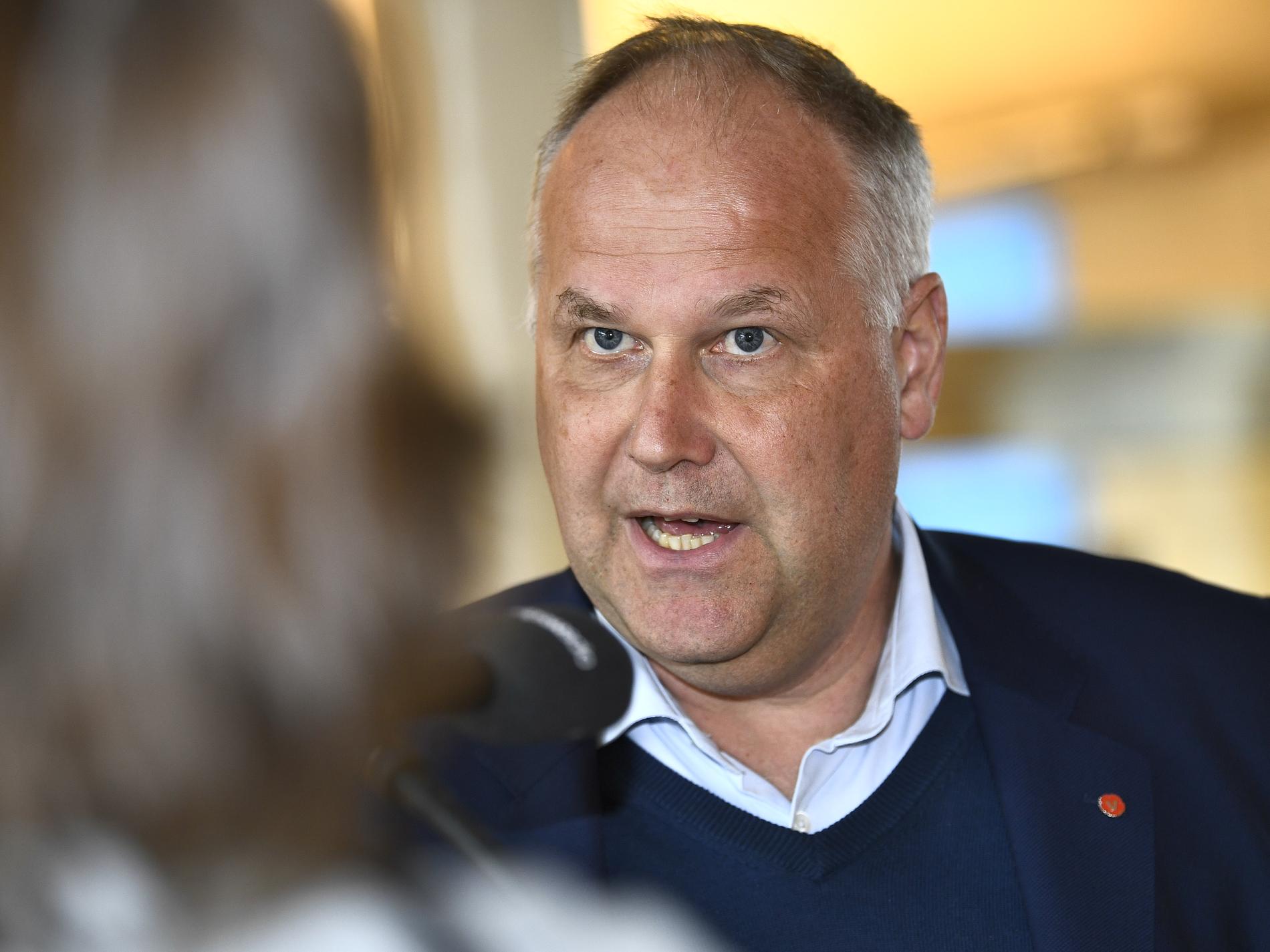Vänsterpartiets partiledare Jonas Sjöstedt anser att man bör vänta till efter sommaren med en kriskommission.