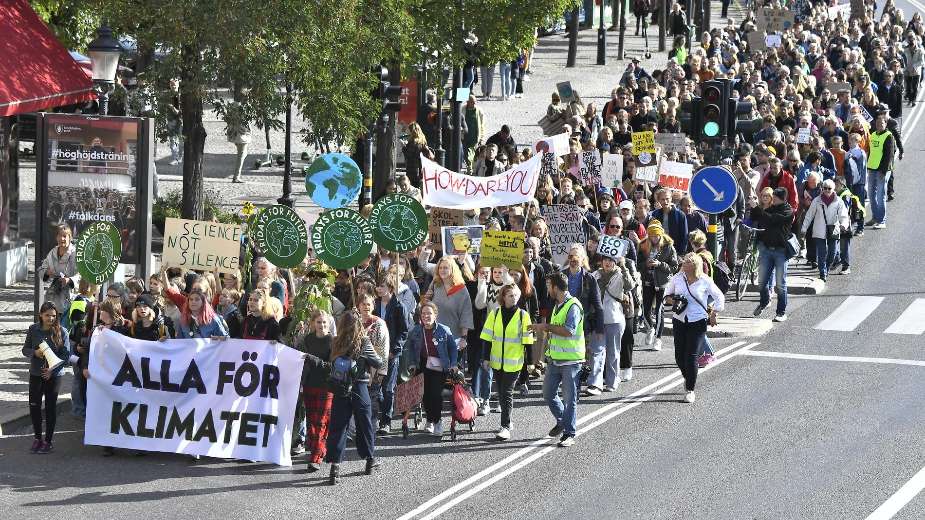 Klimatdemonstration på väg mot Kungsträdgården i Stockholm.
