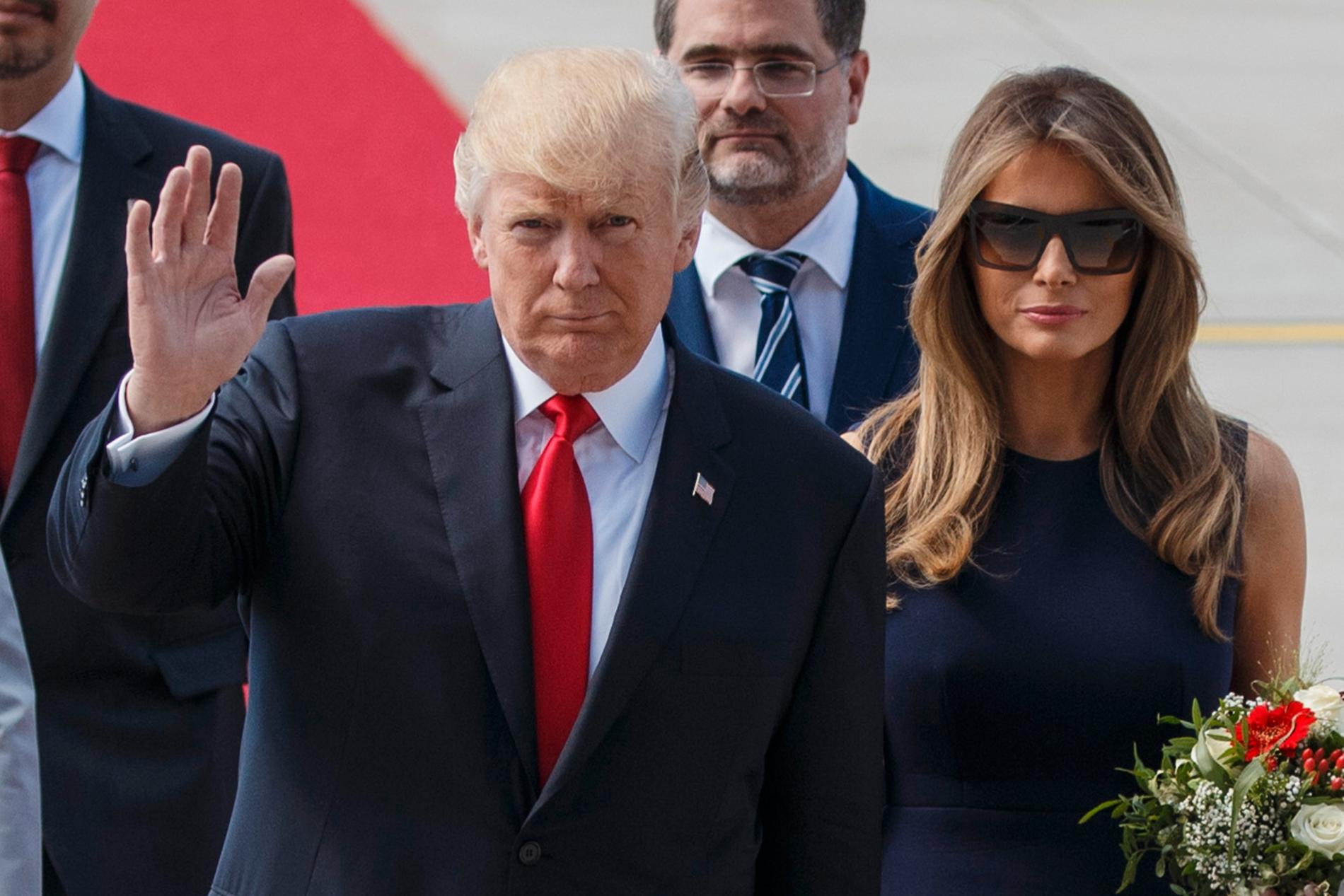 Donald och Melania Trump anländer till Hamburg.