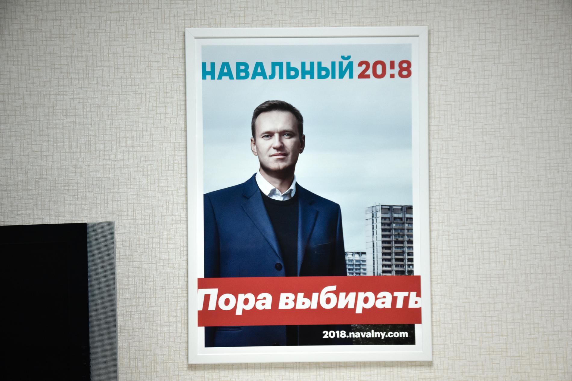 Antikorruptionsaktivisten Aleksej Navalnyj får inte ställa upp i årets presidentval. Hans färdiga valaffischer pryder ändå väggarna inne på hans lokala kampanjhögkvarter i Nizjnij Novgorod.