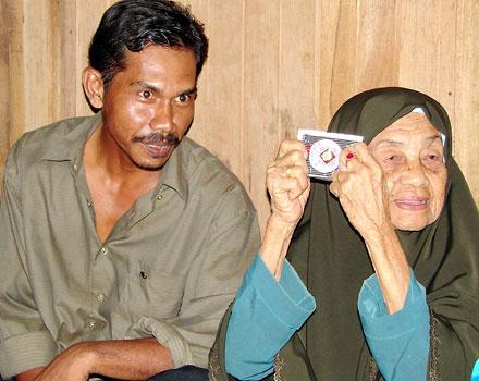 Den 38-årige Muhammad Noor Che Musa har nu valt att gå tillbaka till sin 108-åriga fru.