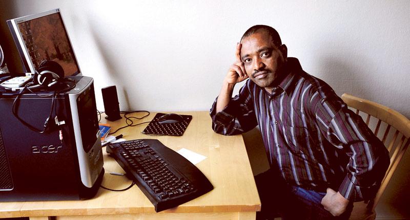 Kollegan kvar i fängelset För snart 13 år sedan, 1996, startade Semret Seyoum den oberoende tidningen Setit i Eritrea tillsammans med bland andra Aaron Berhane och Dawit Isaak. Fem år senare slog säkerhetsstyrkor till mot landets tidningar. Berhane lkunde fly och bor nu i Kanada. Seyoum själv släpptes 2003 – men Dawit Isaak är fortfarande, efter över sju år, fängslad.