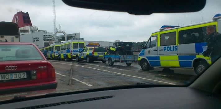 Styrkeuppvisning Polisen går in med full kraft för att mota bort miljövännerna på Gotland