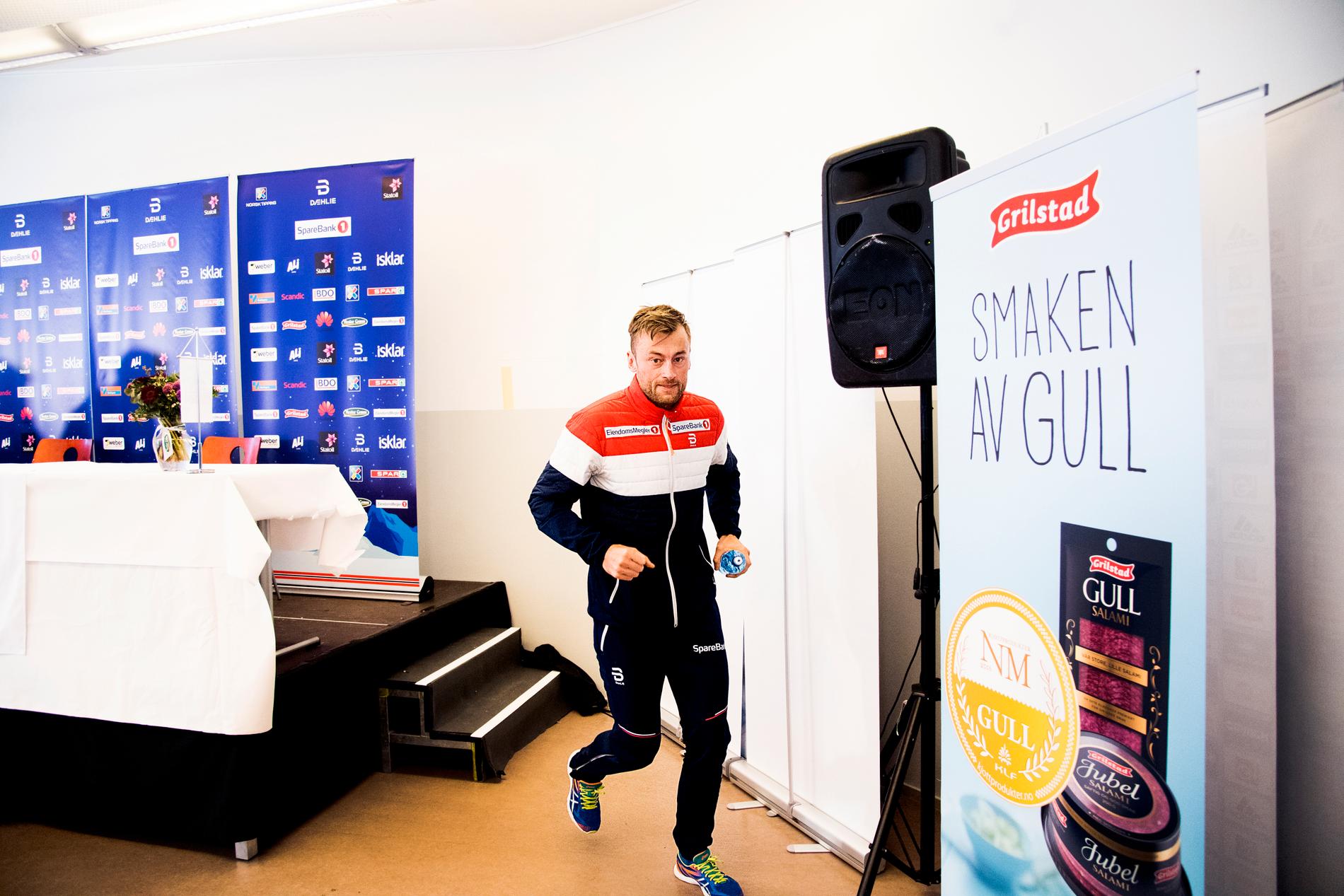 Northug joggar ut efter en presskonferens i Lahtis under VM 2017. 