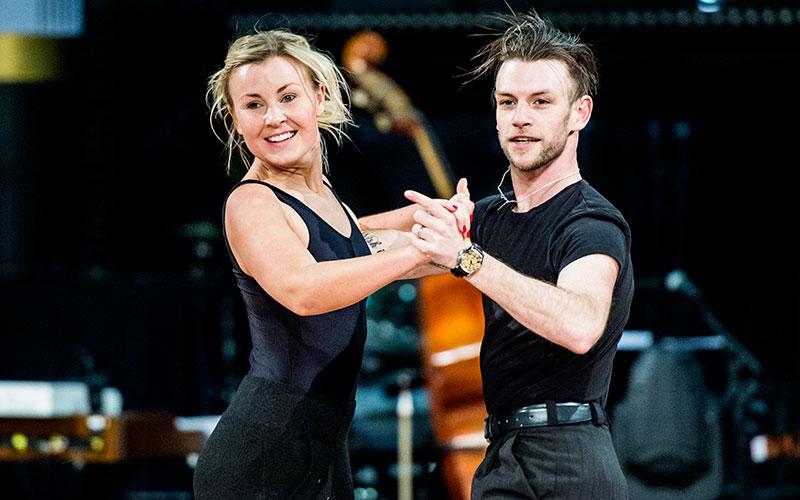 Dansbandssångerskan Elisa Lindström och hennes danspartner Yvo Eussen, är favorittippade.