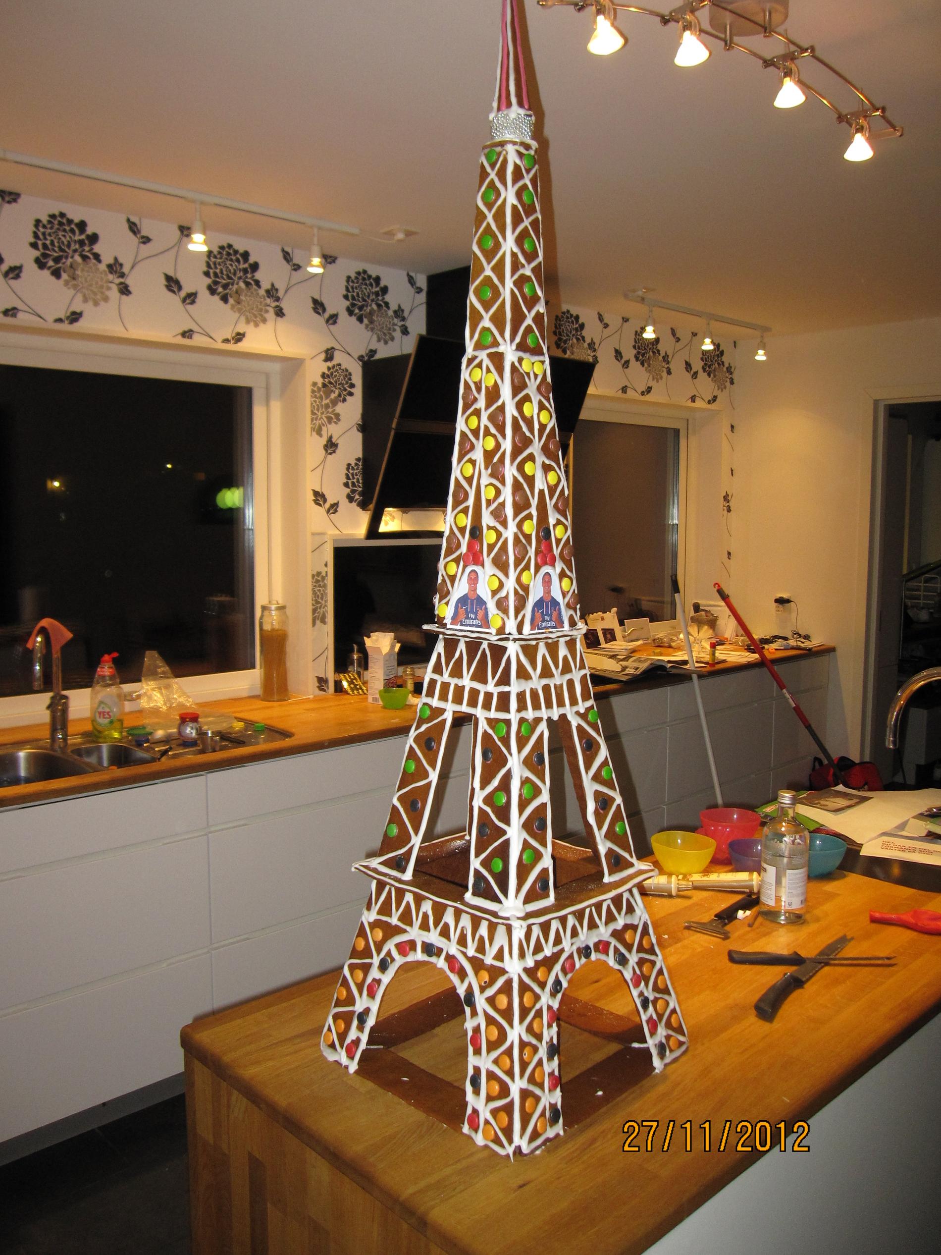 ZLATAN EIFFELTORN ”120cm Eiffeltorn blev Zlatans nya hus. Första pris i Kungsbackas Bruna Bräckliga Byggen.”