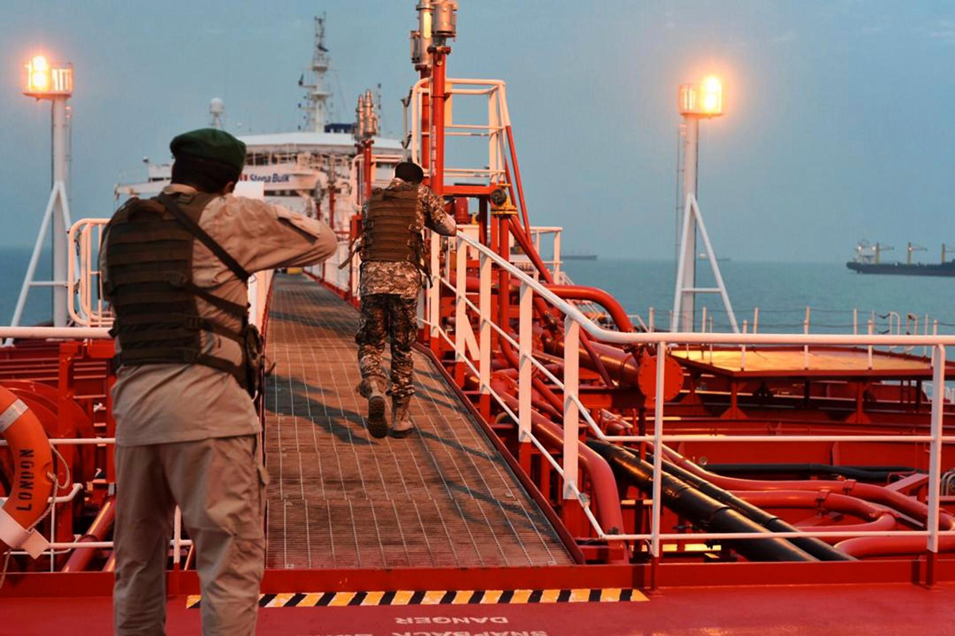 Soldater från iranska revolutionsgardet på väg ombord på det brittiskflaggade tankfartyget Stena Impero som ägs av svenska Stena Bulk. Fartyget beslagstogs i juli av Iran i Hormuzsundet.