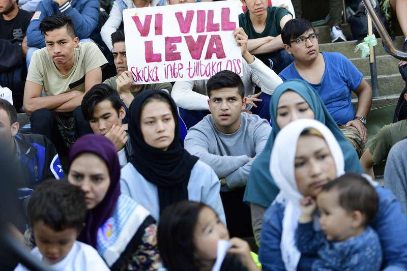 På Medborgarplatsen i Stockholm sittstrejkar människor mot att ungdomar utvisas till Afghanistan. 