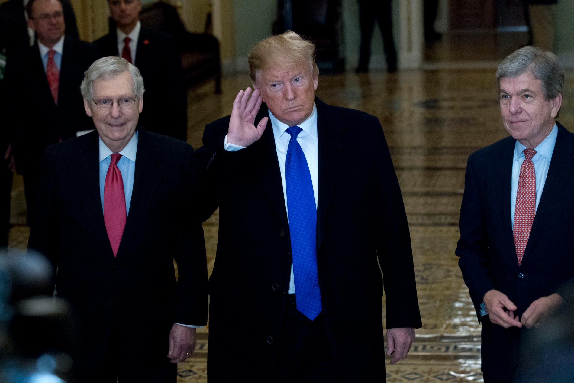 USA:s president Donald Trump i Kapitolium på måndagen, flankerad av Republikanernas gruppledare i senaten Mitch McConnell och senatorn Roy Blunt.