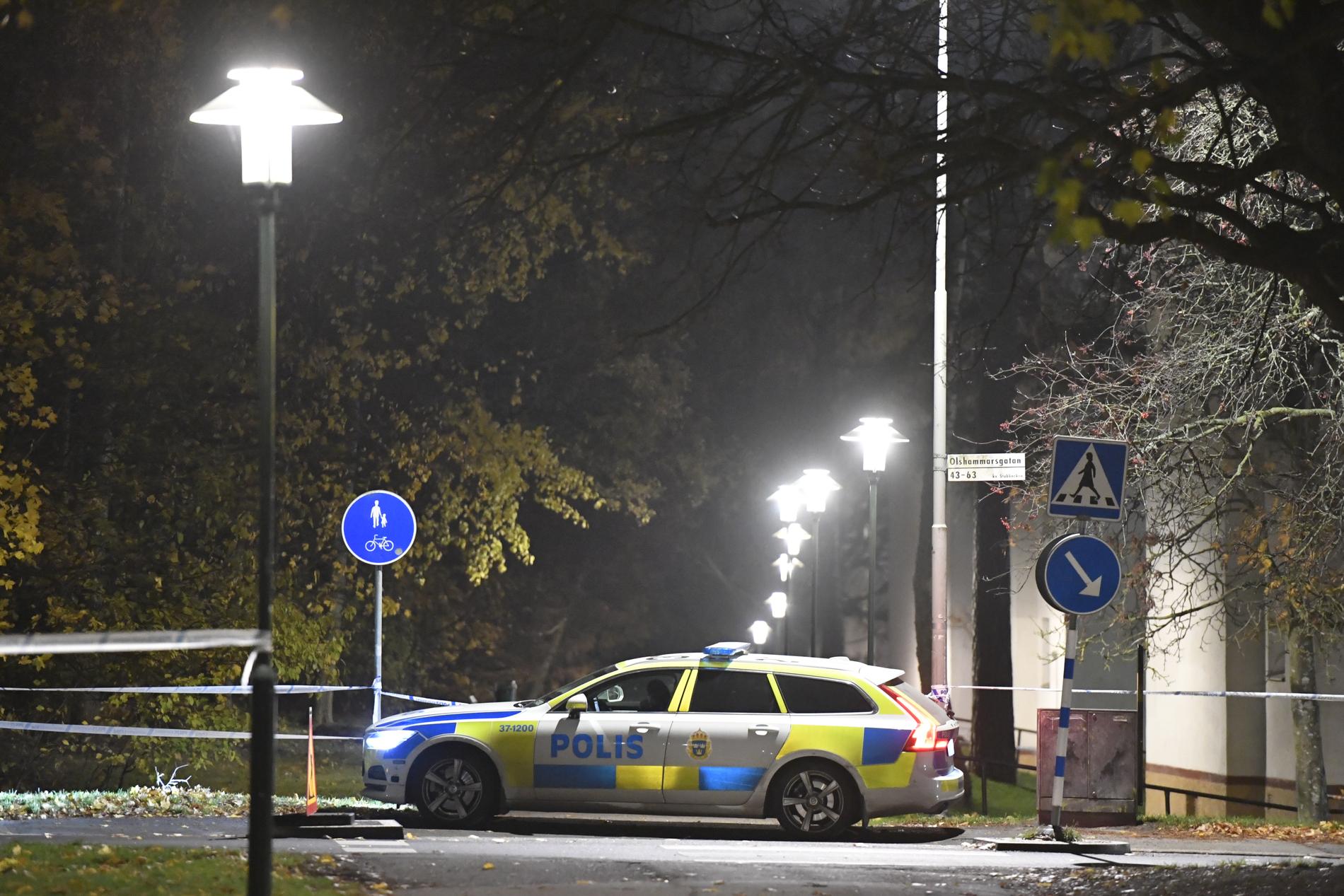 Polisen utreder en skottlossning i Hagsätra där två personer rapporteras ha skadats.